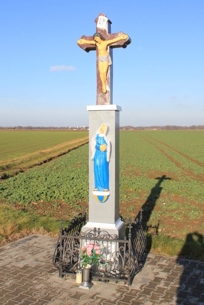 Zabytkowy krzyż przydrożny w gminie pszczyna po samowolnym przemalowaniu, fot. Katarzyna Barucha, Fundacja Exegi Monumentum