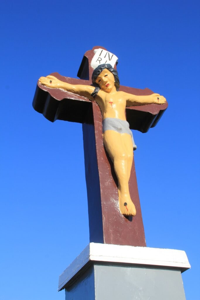 Zabytkowy krzyż przydrożny w gminie pszczyna po samowolnym przemalowaniu, fot. Katarzyna Barucha, Fundacja Exegi Monumentum