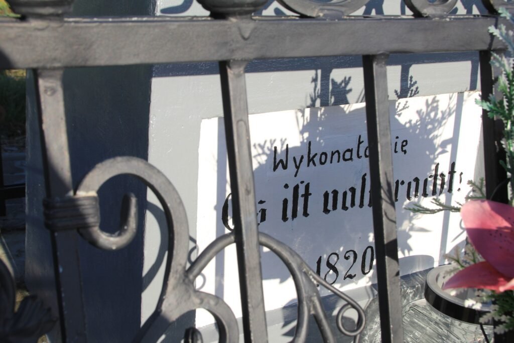 Zabytkowy krzyż przydrożny w gminie pszczyna po samowolnym przemalowaniu, fot. Katarzyna Barucha, Fundacja Exegi Monumentum