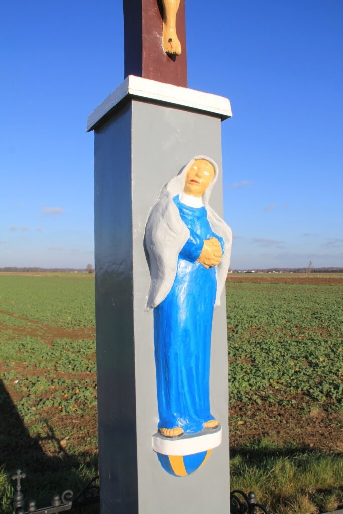 Zabytkowy krzyż przydrożny w gminie pszczyna po samowolnym przemalowaniu, fot. Katarzyna Barucha, Fundacja Exegi Monumentum